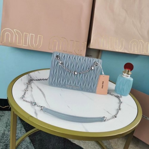 Kabelka přes rameno Miu Miu Matelasse z kůže Nappa 5AC065 světle modrá