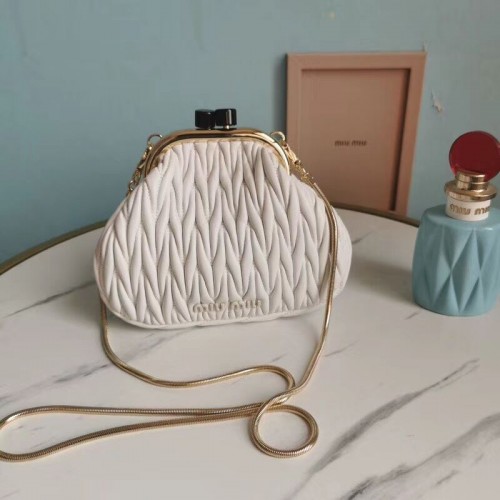 Kožená kabelka přes rameno Miu Miu Matelasse Nappa 5BB016L bílá