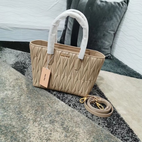 Kabelka Miu Miu Matelasse z kůže Nappa s horní rukojetí 5BG163 meruňková