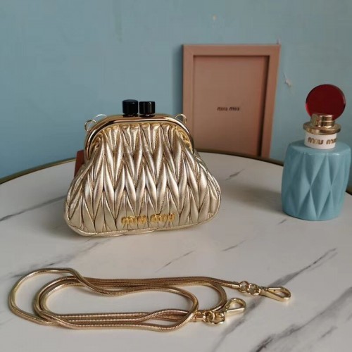 Mini kabelka přes rameno Miu Miu Matelasse z kůže Nappa 5BB017S zlatá
