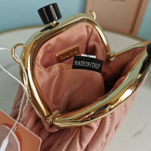 Mini kabelka přes rameno Miu Miu Matelasse z kůže Nappa 5BB017S růžová