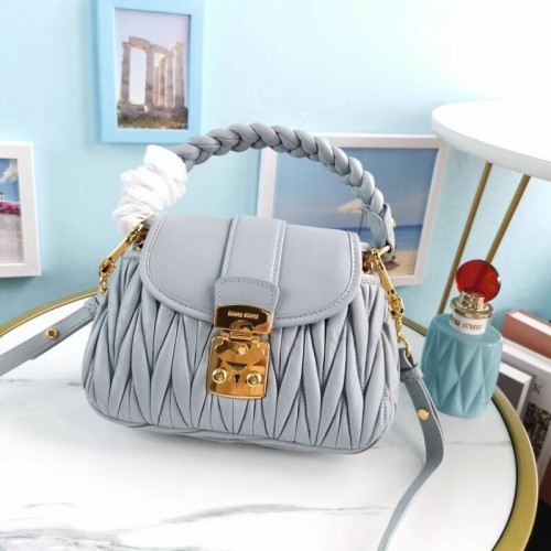 Kabelka přes rameno Miu Miu Matelasse z kůže Nappa 5BD188 světle modrá