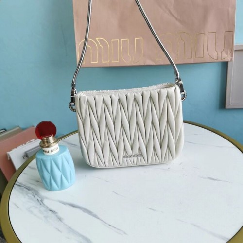 Mini kabelka přes rameno Miu Miu Matelasse z kůže Nappa 5BH200 stříbrná