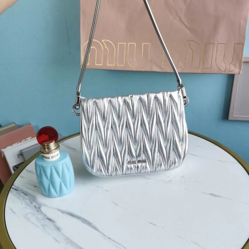 Mini kabelka přes rameno Miu Miu Matelasse z kůže Nappa 5BH200 stříbrná