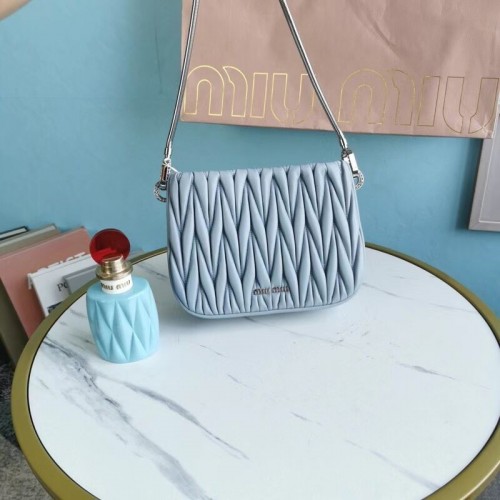 Mini kabelka přes rameno Miu Miu Matelasse z kůže Nappa 5BH200 světle modrá