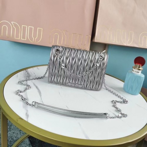 Mini kabelka přes rameno Miu Miu Matelasse z kůže Nappa 5TT124 stříbrná