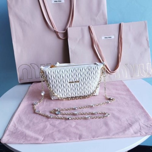 Mini kabelka přes rameno Miu Miu Matelasse z kůže Nappa 6BE641 bílá